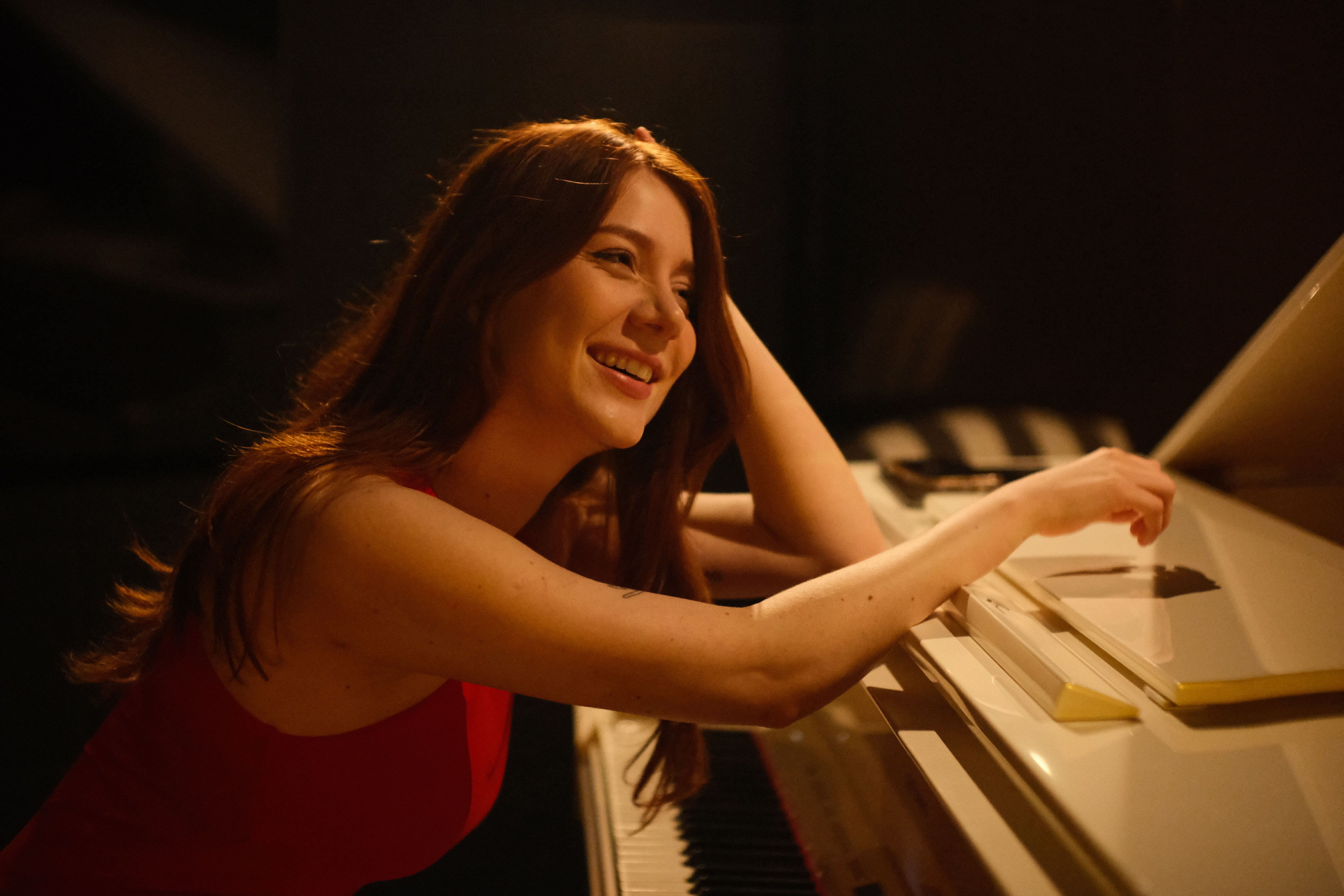 Clara tocando el piano